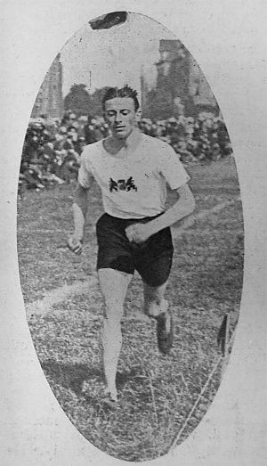 Huizenga grijpt een race over 5 Engelse mijl op het hoge gras van het Schuttersveld in Rotterdam (begin juli 1916) aan voor een ongekende machtsdemonstratie. - Foto uit Sportkroniek.