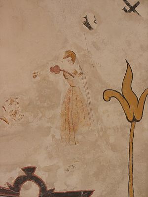 <p>De heilige met het zwaard en het klaverblad, afgebeeld op het plafond van de kerk van Godlinze. Is het Sint Patrick? &ndash; Foto: Stichting Oude Groninger Kerken</p>
