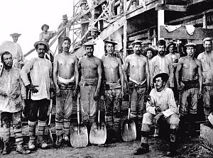 Een groep mijnwerkers in Chili, 1906. - Foto: La Lira Chilena
