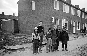 <p>Kinderen in de nieuwgebouwde Molukse wijk in Appingedam in de jaren zestig. - Foto: Oud Appingedam</p>