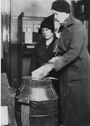 <p>Twee vrouwen bij de stembus, 1935. - Foto: Collectie Groninger Archieven</p>
