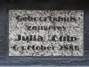 Gedenksteen bij het geboortehuis van Julia Culp in de Folkingestraat. - Foto via Wikimedia Commons