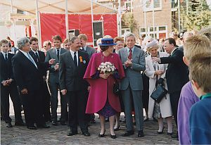 <p>De koninklijke familie in Loppersum, 1990. - Foto: maker onbekend, Historische Vereniging Loppersum</p>
