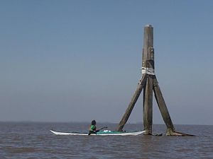 <p>De grenspaal in de Dollard, 3 mei 2007. - Foto: R.H. van der Eijk</p>
