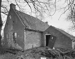 <p>De achterzijde van Blauwb&ouml;rgje in Bedum, anno 1971. - Foto: A.J. van der Wal &ndash; bron Rijksdienst voor het Cultureel Erfgoed</p>
