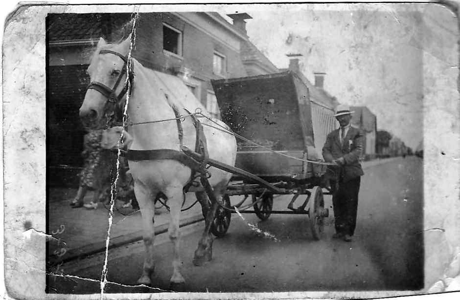 Sebe Bos, de opa van Peter Stadens, in de Semsstraat. - Foto: P. Stadens 