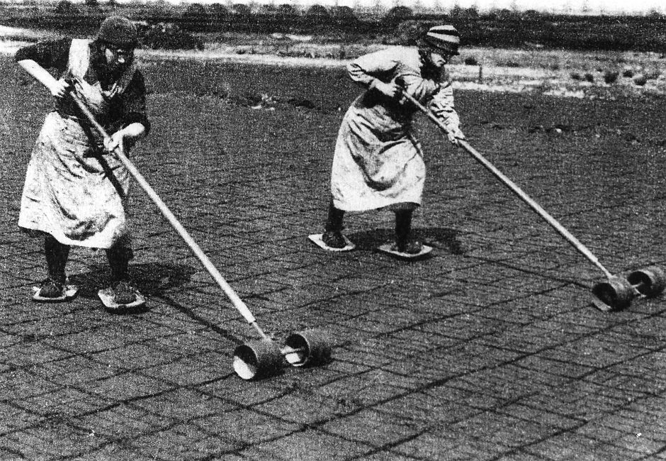 <p>Vrouwen snijden het veen. - Foto: Streekhistorisch Centrum Stadskanaal</p>
