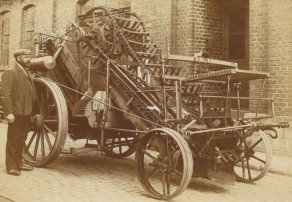 <p>Een van de twee gebroeders Baas uit Wildervank bij zijn aardappelrooimachine uit 1910. &ndash; Fotograaf onbekend,&nbsp;Veenkoloniaal Museum Veendam.</p>
