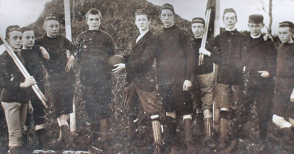 <p>Voetbalpioniers in Veendam richtten Look Out op. De naam is ook te zien op de petjes. Derde van links is Carel Steenhuisen, oprichter van de club. Foto uit ca. 1894. &ndash; Foto: Veenkoloniaal Museum Veendam</p>
