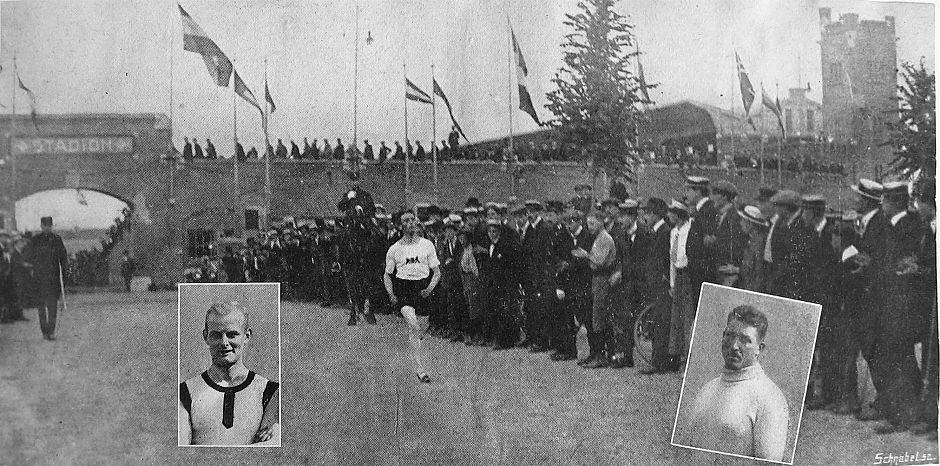 Toegejuicht door het massaal opgekomen publiek neemt Huizenga bij zijn rentree in 1923 resoluut de leiding op de 5000 meter. In derde positie de latere winnaar Jan Zeegers. - Foto uit archief GVAV Rapiditas