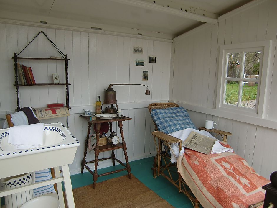 <p>Het interieur van het tbc-huisje in Openluchtmuseum Het Hoogeland, compleet met Nieuwsblad van het Noorden uit 1914. - Foto: Stijn van Genuchten</p>
