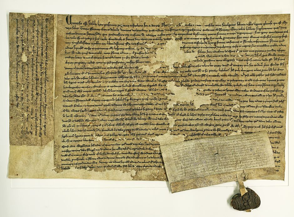 <p>De &lsquo;buurbrief&rsquo; uit 1327, waarmee Appingedam stadsrechten kreeg.&nbsp;Collectie Gemeentearchief Appingedam.</p>
