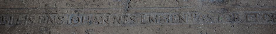 <p>Detail van de grafsteen van Johannes Emmen, de laatste prior en tevens eerste dominee van Klooster Ter Apel. &ndash; Foto: Klooster Ter Apel</p>
