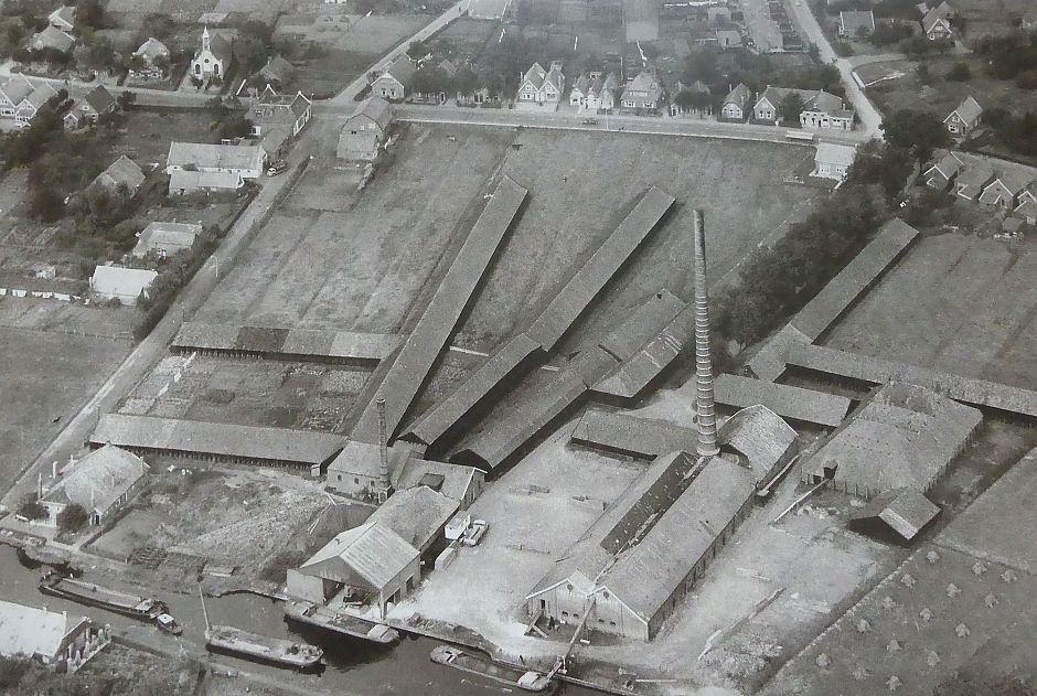 <p>Steenfabriek De Concurrent in Heiligerlee met links boven de hervormde kerk. - Foto: Oldambtster tichelwerken</p>

