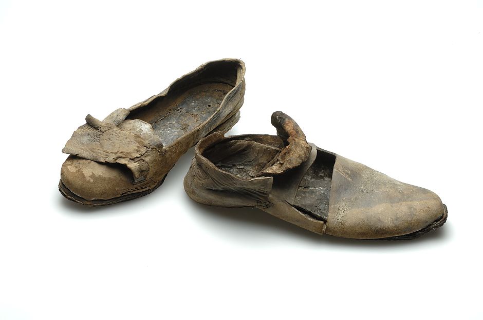 <p>De &#39;Bruegheliaanse schoen (rechtsvoor) en een opengewerkte damesschoen uit latere tijd (links). - Collectie MuzeeAquarium Delfzijl</p>
