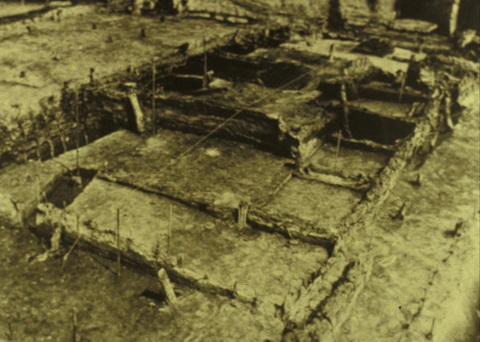 <p>Opgravingen van een prehistorische boerderij in Ezinge (1923-1934). Fotograaf onbekend, Groninger Archieven</p>
