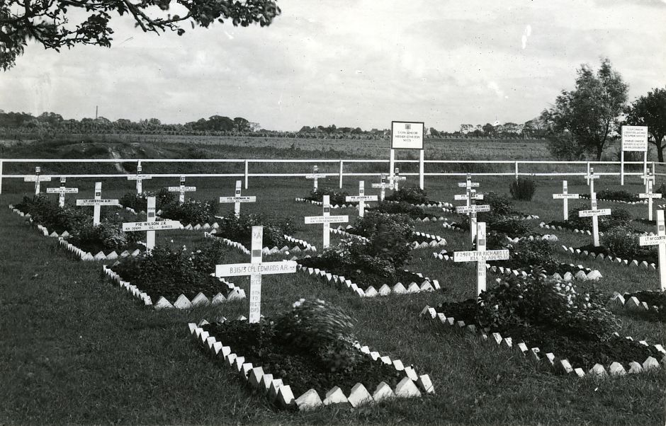 <p>De tijdelijke oorlogsbegraafplaats in Wirdum. Foto W.F. Pastoor, Groninger Archieven</p>
