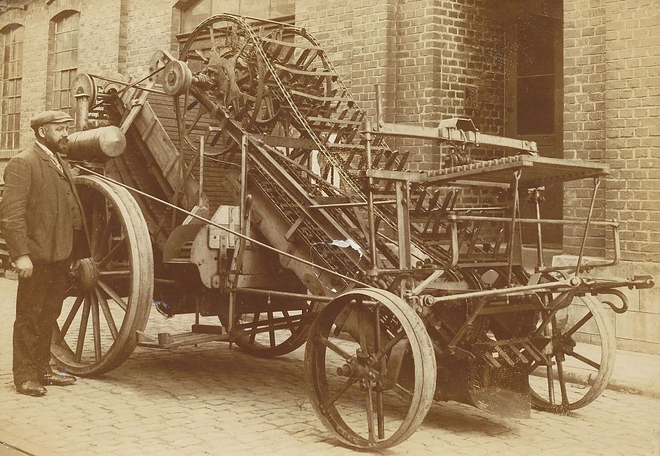 <p>Een van de twee gebroeders Baas uit Wildervank bij zijn &ndash; bijna prijswinnende &ndash; aardappelrooimachine uit 1910. &ndash; Foto: Veenkoloniaal Museum Veendam</p>
