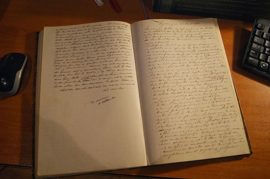 Het notulenboek van 1889 tot 1905 van de Vereening ter bevordering van welvaart te Warffum. - Foto: Erik de Graaf