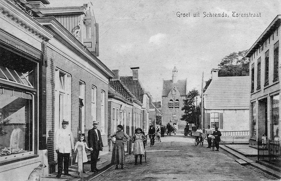 De Torenstraat in Scheemda, ca. 1913. - Ansichtkaart: CHC Oldambt