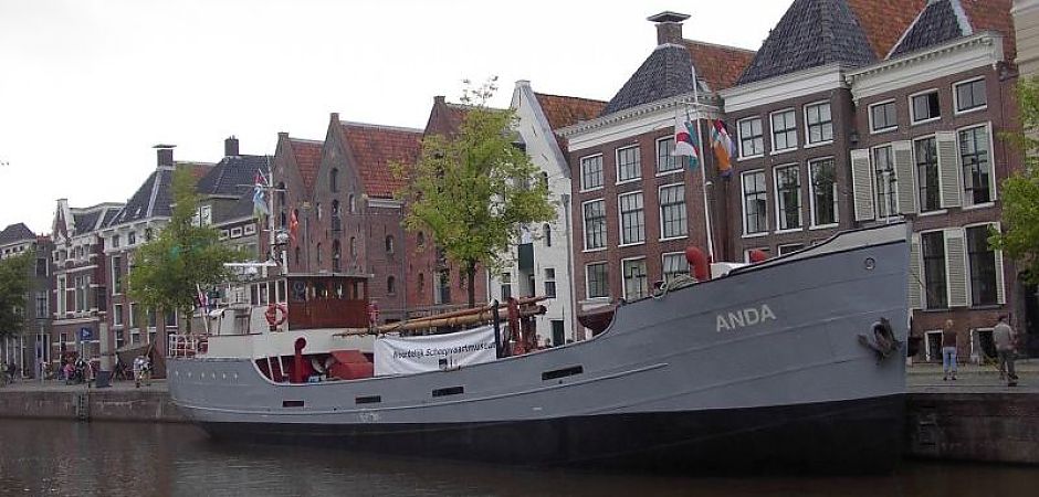 Coaster Anda. In het begin van de Tweede Wereldoorlog werd het schip, toen nog genaamd 'Jo', twee jaar ingezet voor de Engelse kustverdediging.