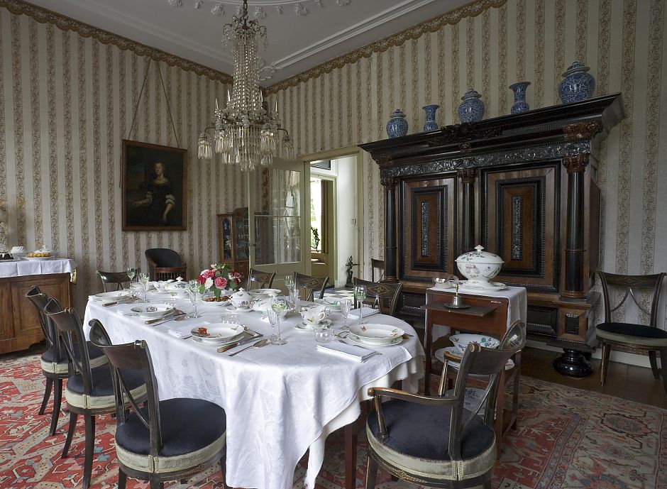 Kolom-kussenkast van de familie Tjarda van Starkenborgh, nu te zien in de eetkamer van de borg, 2e helft 17e eeuw. - Foto: Landgoed Borg Verhildersum.