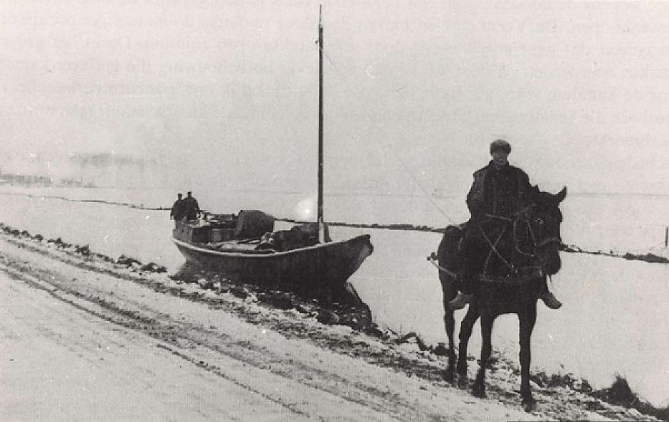 <p>Scheepsjager met een trekschuit. Bron: Beeldbank Groningen</p>
