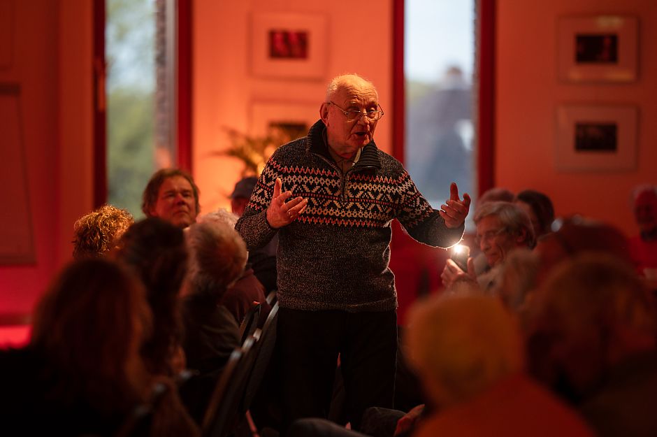 <p><em>Wim Dussel zingt het lied &ldquo;De Kiepkerel&rdquo; voor het publiek. Foto: Joost Nuijten</em></p>
