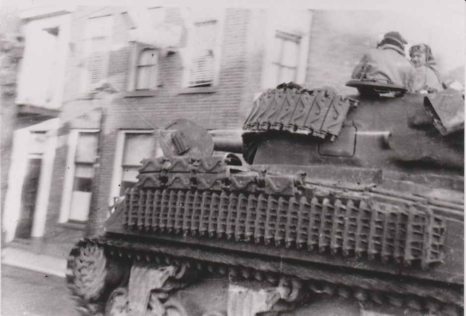 Canadezen op een Shermantank in Loppersum. - Foto: Historische Vereniging Loppersum