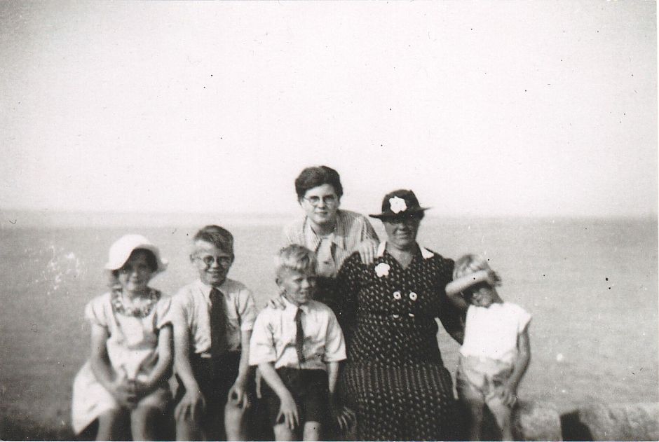 <p>Ali, Klaas, Roel, Lien, moeder en Remko Dost in de zomer van 1937. - Foto: priv&eacute;bezit R. Dost</p>
