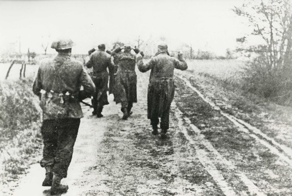 Poolse bevrijders nemen Duitse soldaten krijgsgevangen. - Foto: Streekhistorisch Centrum Stadskanaal