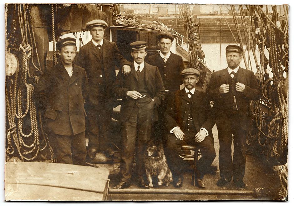 De bemanning van de Jantina Agatha, zittend kapitein Dijkstra. - Foto: archief C.W. Prummel