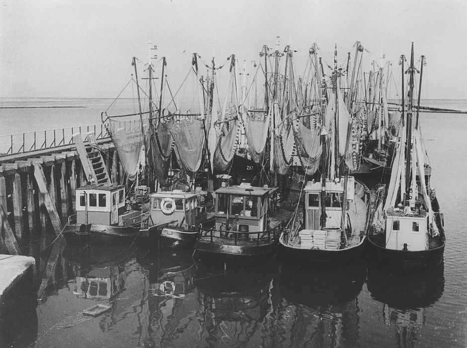 <p>De buitenhaven van Zoutkamp in 1969. - Foto:&nbsp;collectie Jan van der Veen</p>
