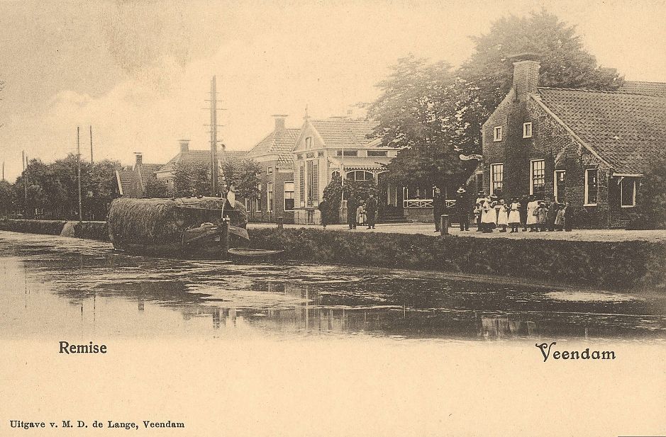 <p>Het Beneden Oosterdiep in Veendam omstreeks 1900 met in het midden het &lsquo;stationskoffiehuis&rsquo; van de EGTM. Daarachter stond de remise. Collectie Groninger Archieven (1986_17991).</p>
