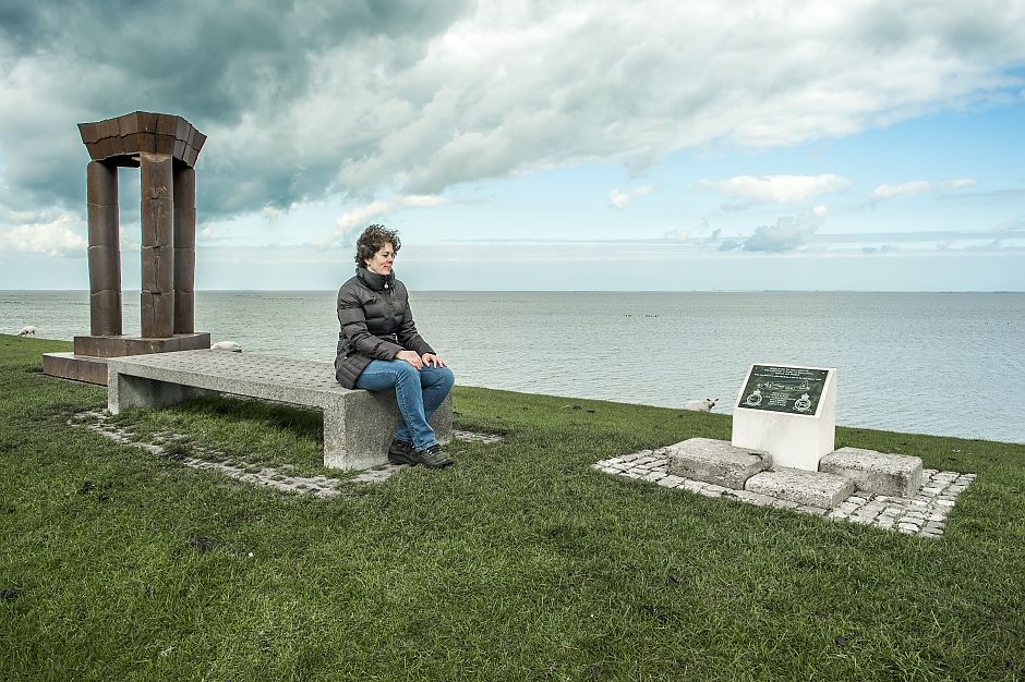 Corrie Smits bij het monument op de dijk bij Uithuizen. - Foto: Duncan Wijting