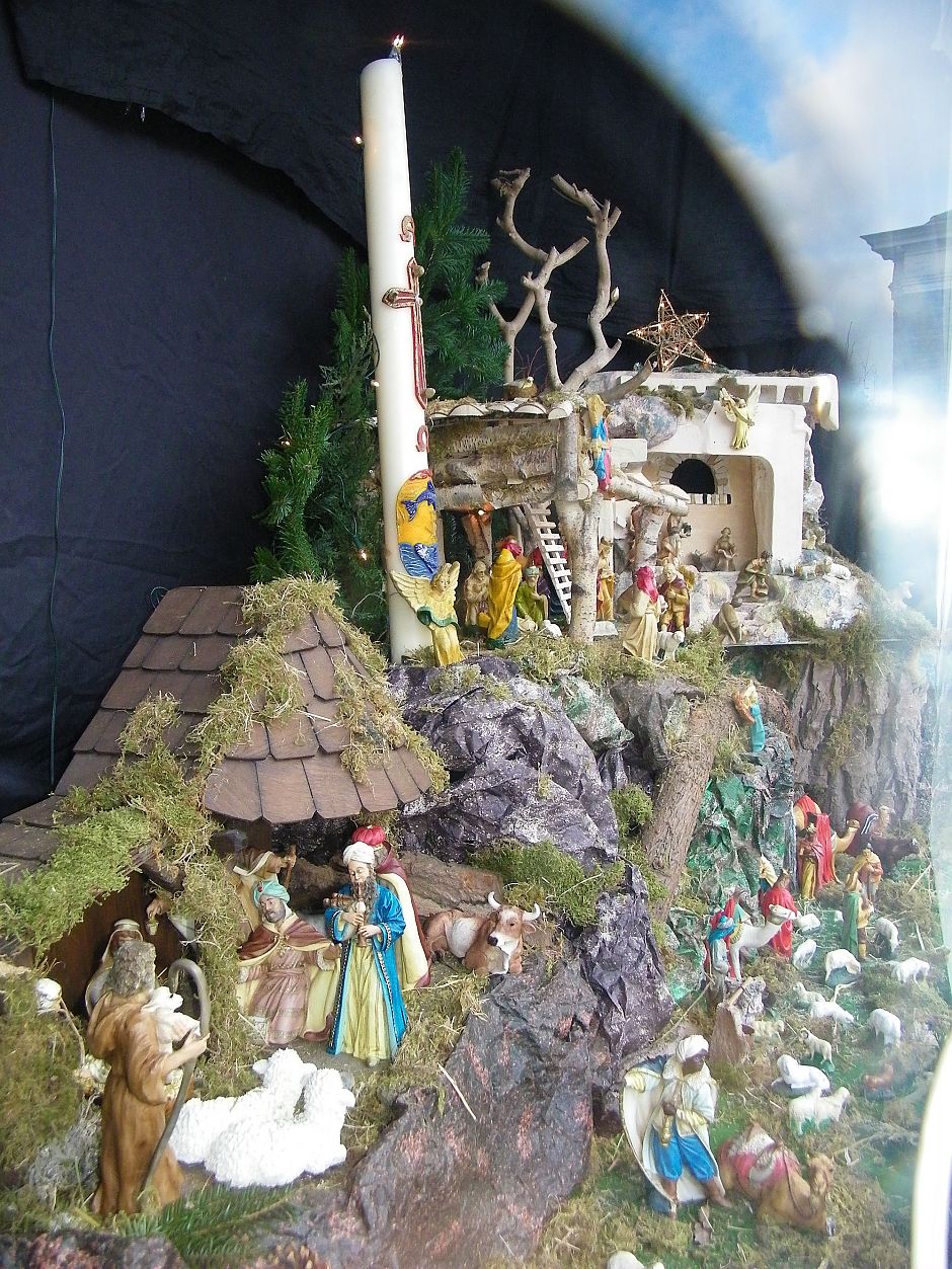 <p>De kerststallen van Gerlof Alves in de etalage van Bij Tij en Ontij in Kloosterburen. - Foto: Emmy Wagenaar Hummelinck</p>
