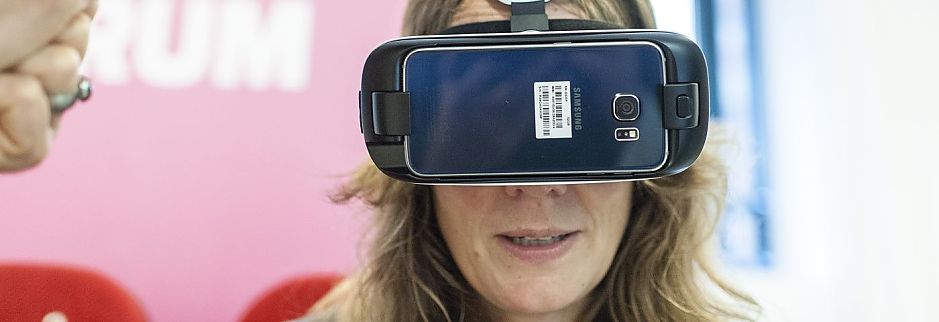Een van de deelnemers aan het symposium probeert een 360°-bril uit. - Foto: Duncan Wijting