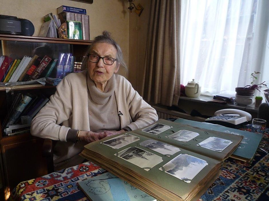 <p>Maria Nijlunsing-Muller thuis in haar eigen woning in Hattem. Haar herinneringen liggen in albums voor haar. De oud-onderwijzeres uit Finsterwolde is met haar 103 jaar nog scherp van geest. &ndash; Foto: Cees Stolk</p>
