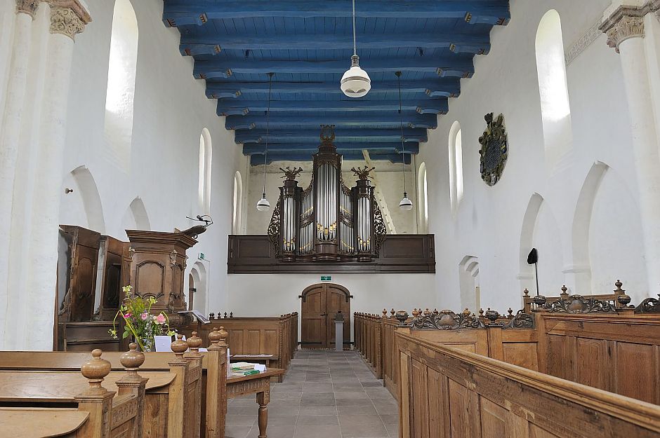 <p>Het gerestaureerde Van Oeckelenorgel misstaat niet in het Romaanse kerkje van Oldenzijl. &ndash; Foto: Stichting Nicolaaskerk Oldenzijl.</p>
