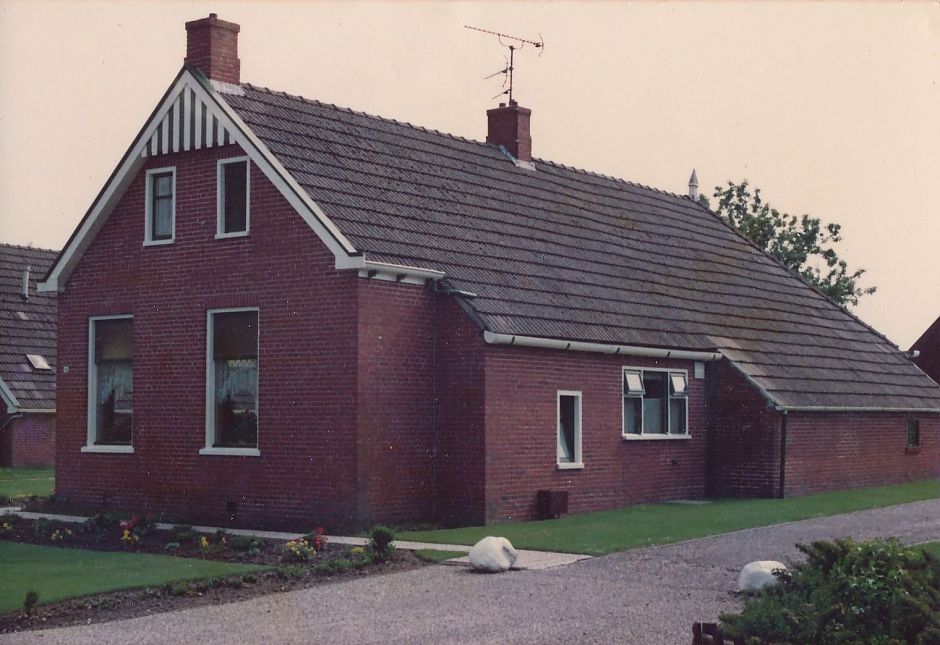 <p>De krimpenwoning van Jan Kolk aan de Kwekersweg in Zeerijp in de jaren 70, toen de familie Reiffers er woonde. &ndash;<br />
Foto: Stoffer Reiffers</p>
