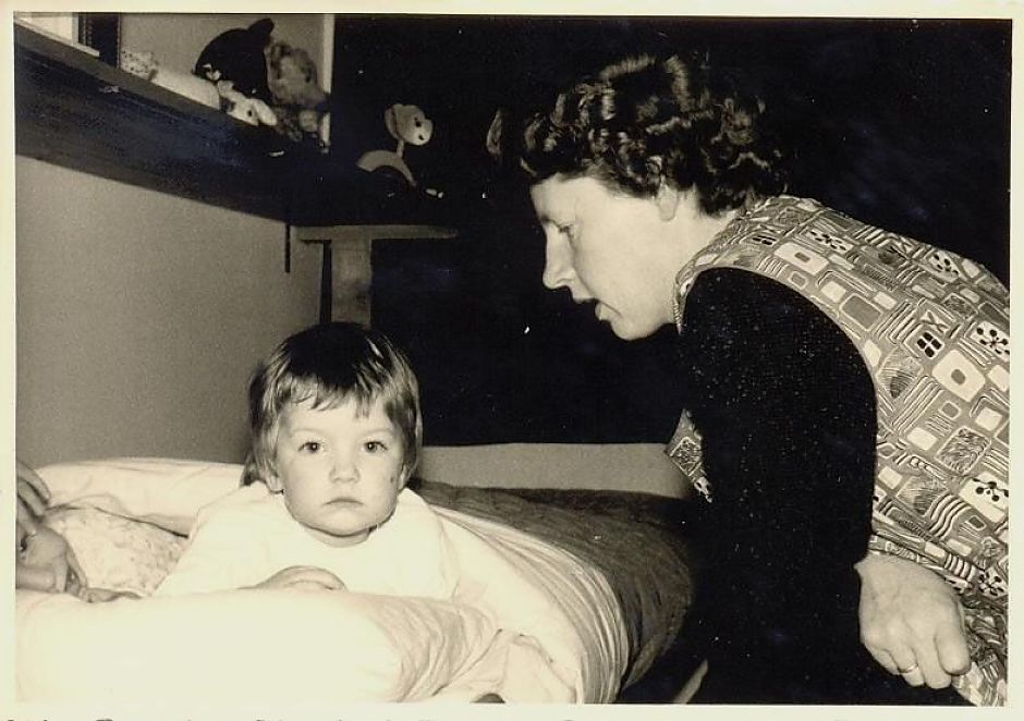 Britta Schmidt op het opklapbed terwijl haar moeder een verhaaltje vertelt - Foto: familie Schmidt