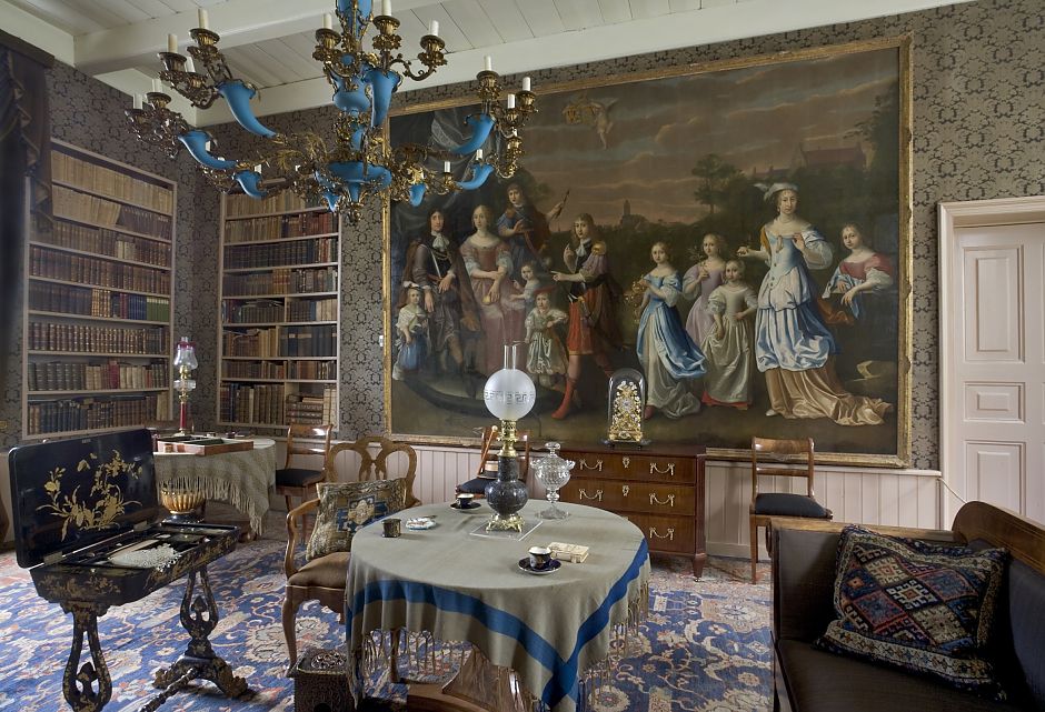 Het grote familieportret in de 'bonte kamer'. - Foto: Landgoed Borg Verhildersum