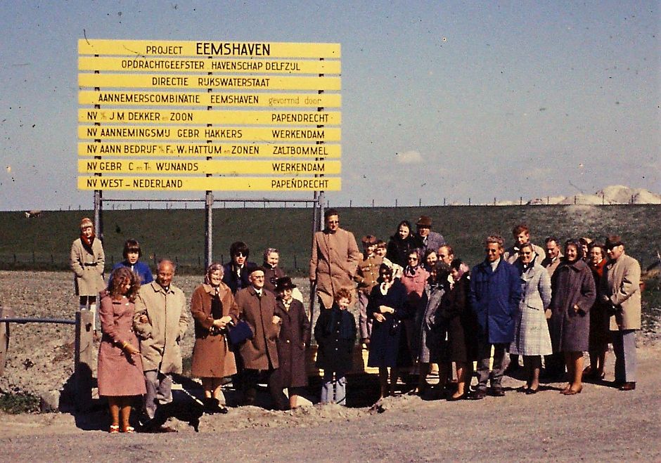<p>Families van de aannemerscombinatie voor het projectbord van de aanleg van de Eemshaven, ca. 1970. &ndash; Foto: Daan Dost</p>
