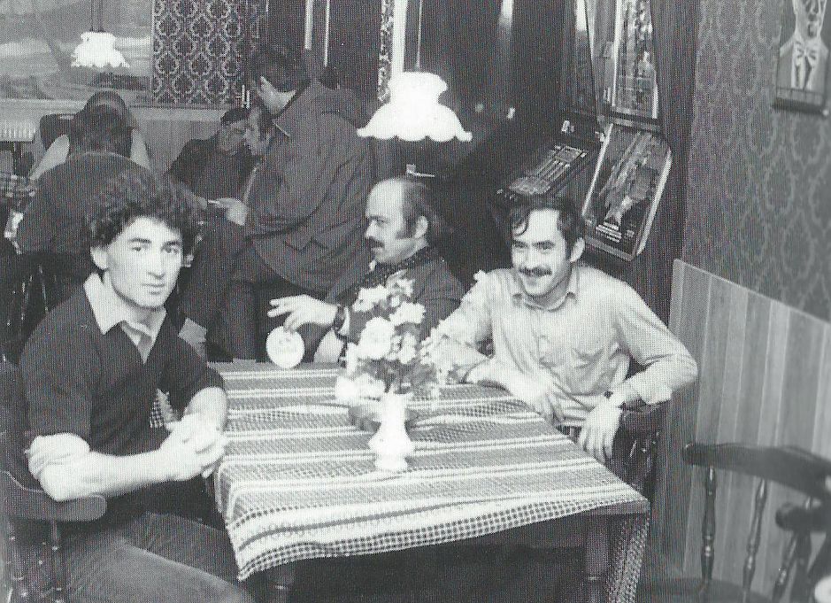 Turkse mannen aan de praat in een Veendams café. - Foto uit het boek 'Turken in Veendam'