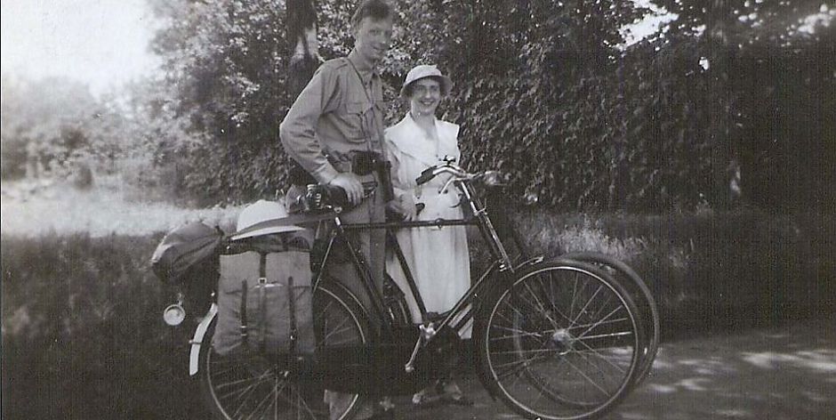 <p>Ader vertrekt in 1936 op de fiets naar Palestina. - Foto: Protestantse Gemeente te Reiderland</p>
