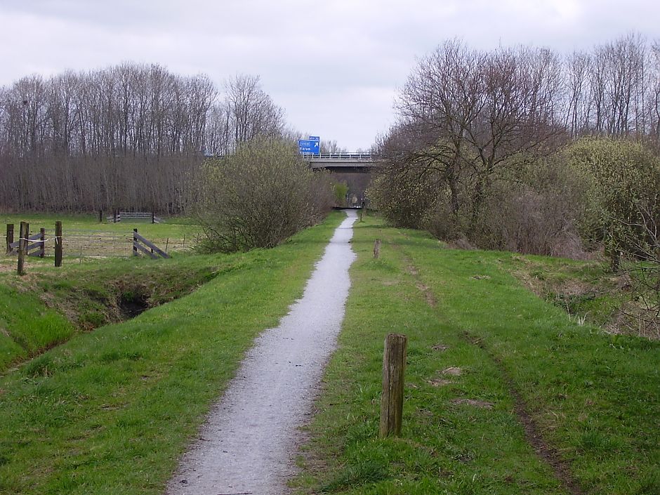 <p>Een viaduct van de A7 over een fietspad waar ooit de &#39;Drachtster tram&#39; reed. - Foto: Marco Roepers, Wikimedia Commons</p>
