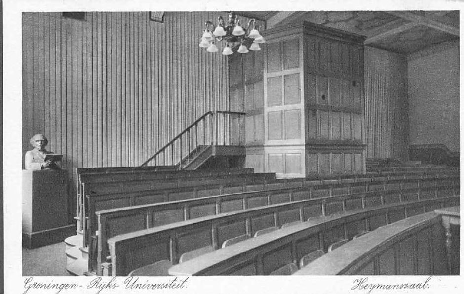 De nu nog bestaande collegezaal in het Academiegebouw, de zgn. Heymanszaal, ca. 1914. - Ansicht: collectie Universiteitsmuseum