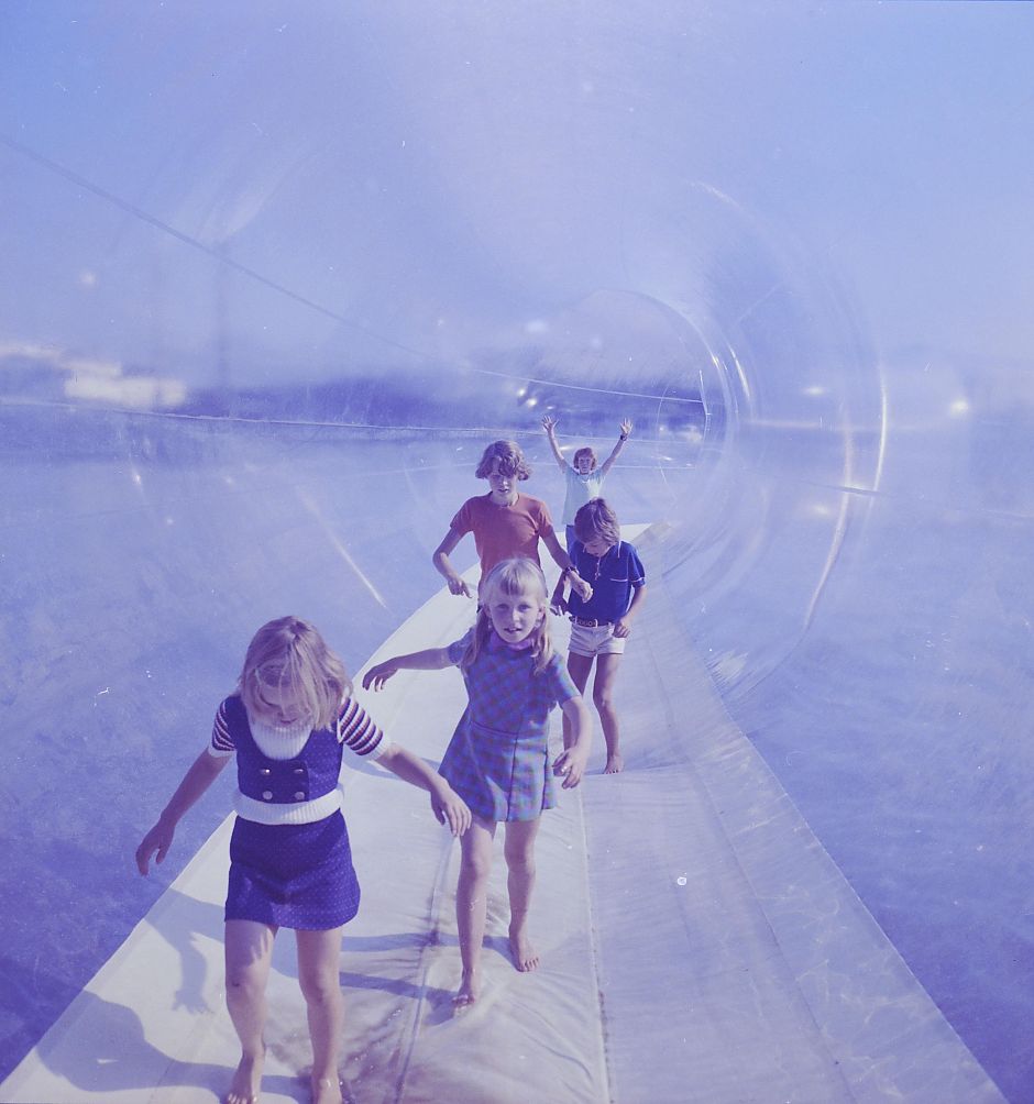 <p>Eventstructure Research Group, <em>Waterwalk Tube</em>, ge&iuml;nstalleerd in de zwaaikom van het Verbindingskanaal te Groningen, 28 augustus 1972. Foto: Pieter Boersma</p>
