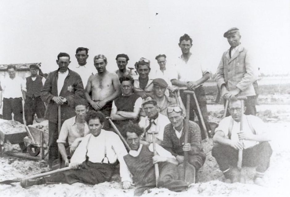 <p>Joodse arbeiders in kamp de Beetse in Sellingerbeetse. &ndash; Foto: Herinneringscentrum Kamp Westerbork</p>
