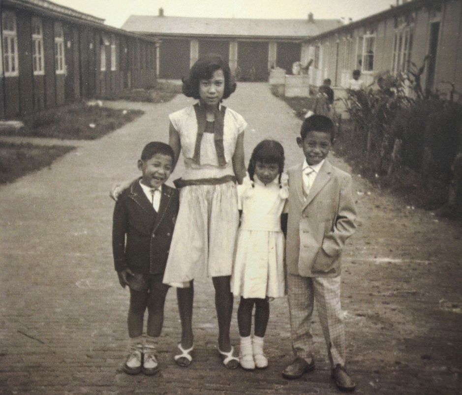 <p>Molukse kinderen in Kamp Nuis: Jan, Nina en Marjon (voor Molukkers een jongensnaam) Wattimena samen met een groter meisje. - Foto: archief familie Matahelemual</p>
